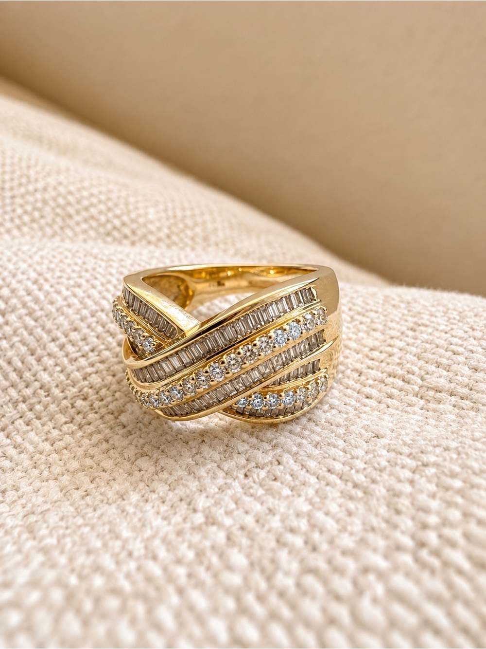 Stunning 10kt gold crossover diamond ring